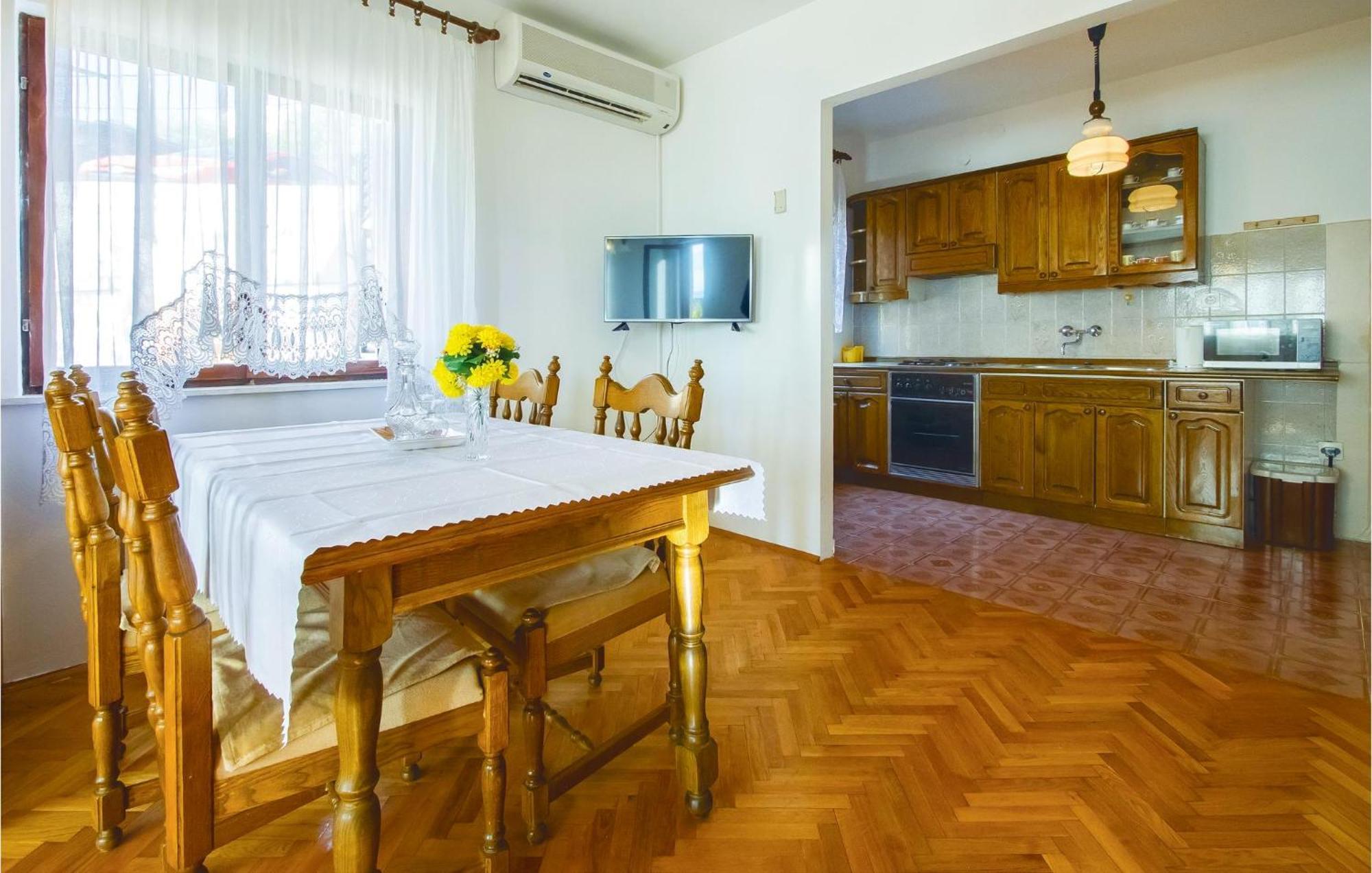 Lovely Apartment In Podstrana With Kitchen Eksteriør bilde