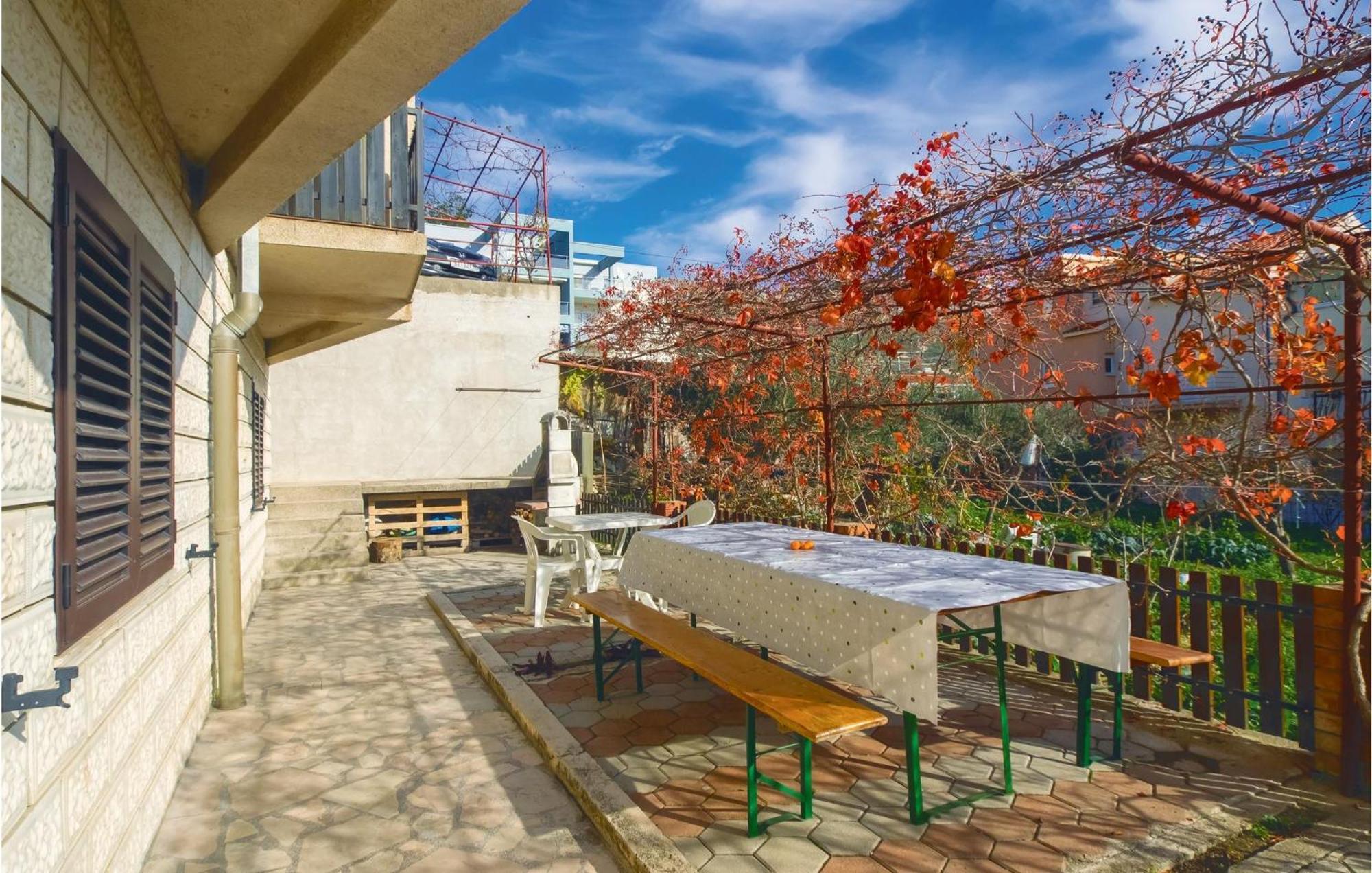 Lovely Apartment In Podstrana With Kitchen Eksteriør bilde