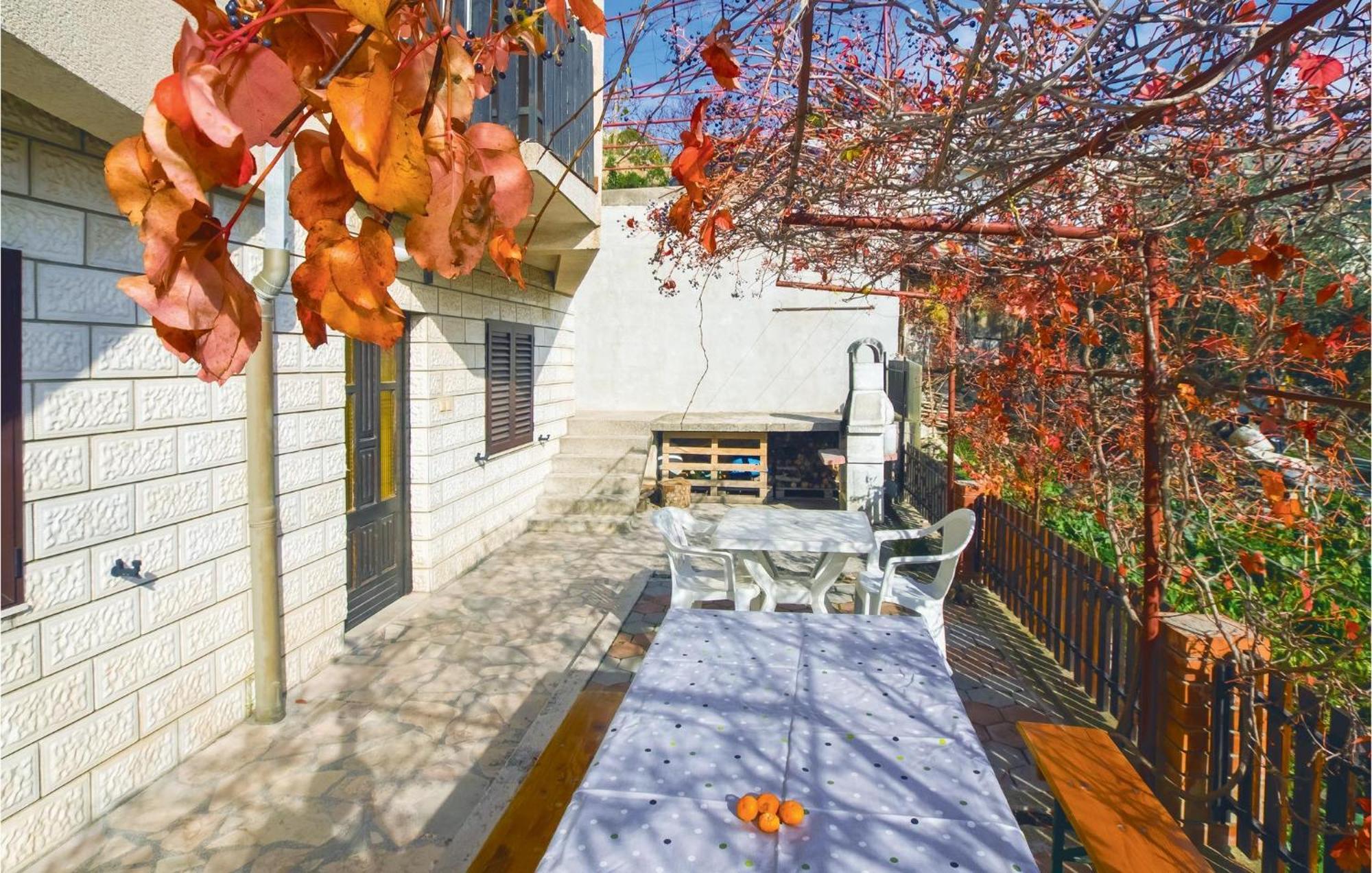 Lovely Apartment In Podstrana With Kitchen Eksteriør bilde